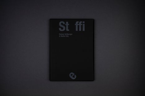 "St ffi", Rainer Grilberger & Noële Ody, graues Logo auf schwarzem Hintergrund.