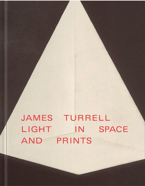 "James Turrell: Light and Space Prints" steht in roter Schrift über einem abstrakten, pyramidenförmigen Kunstwerk.