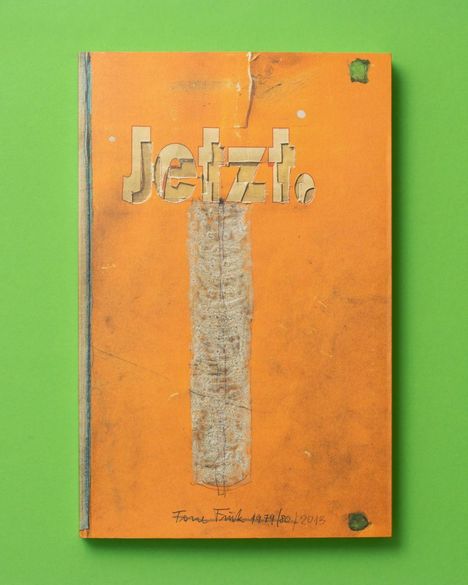 Text „Jetzt.“ darüber eine künstlerische Collage auf orangefarbenem Hintergrund.