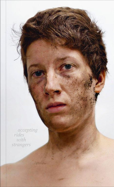 Text: "accepting rides with strangers". Nahaufnahme eines Gesichts mit Schmutz, kurze Haare, neutraler Ausdruck.