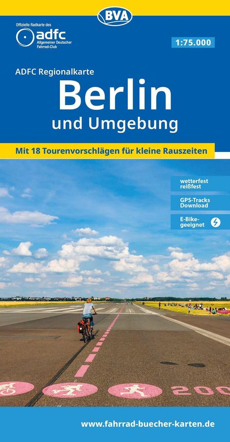 ADFC Regionalkarte Berlin, E-Bike geeignet. Radfahrer auf einer breiten Straße, blauer Himmel, Menschen im Hintergrund.