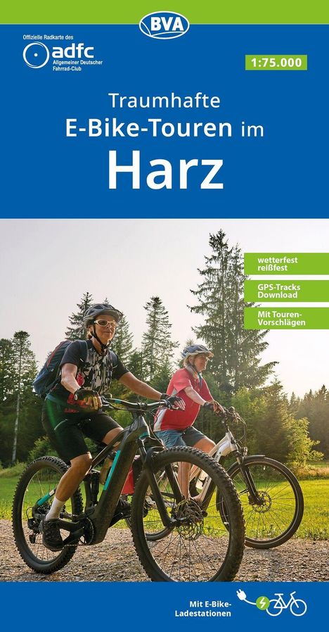 "Traumhafte E-Bike-Touren im Harz." Zwei Menschen fahren auf E-Bikes durch einen Waldweg bei sonnigem Wetter.