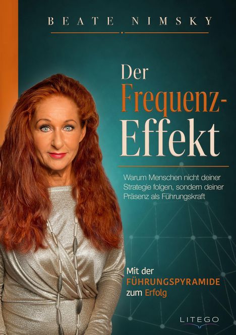"Der Frequenz-Effekt" von Beate Nimsky. Eine Frau mit roten Haaren in einem goldenen Outfit vor dunkelblauem Hintergrund.