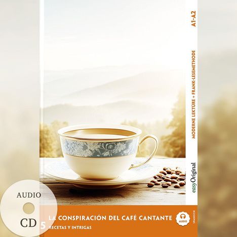 "La Conspiración del Café Cantante: Recetas y Intrigas". Kaffeetasse auf Tisch, mit Kaffeebohnen rechts daneben.
