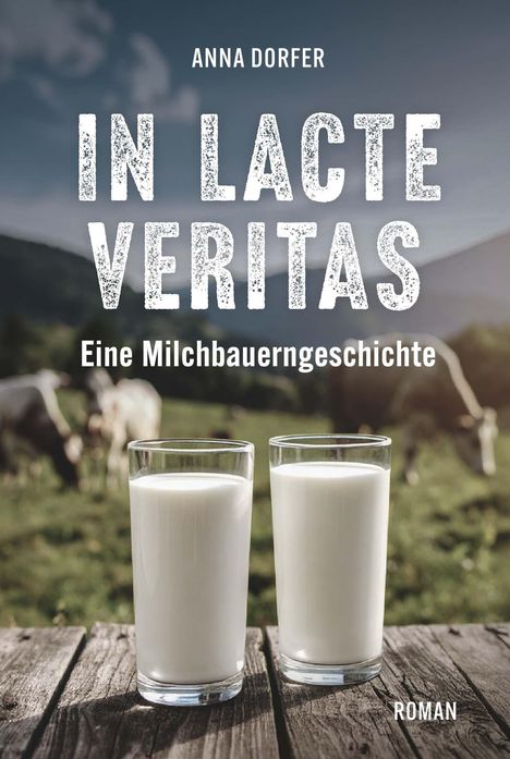 Titel: "IN LACTE VERITAS – Eine Milchbauerngeschichte". Zwei Gläser Milch auf Holztisch, Kühe im Hintergrund.