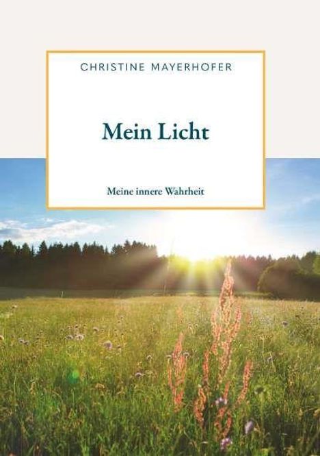 „CHRISTINE MAYERHOFER Mein Licht Meine innere Wahrheit“. Eine sonnige Wiese mit Wald im Hintergrund bei Sonnenuntergang.