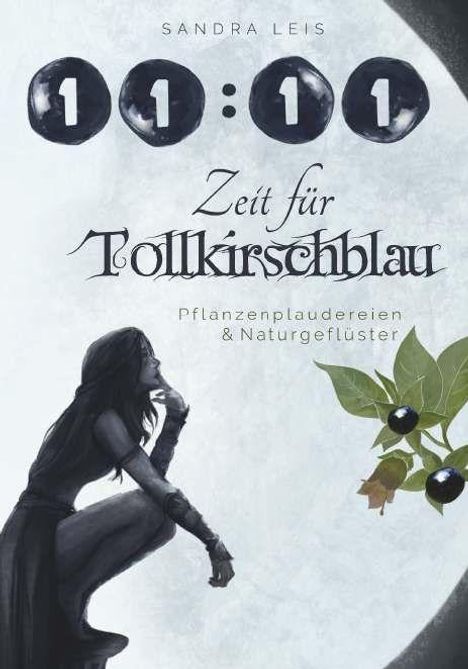 "Sandra Leis. 1:1. Zeit für Tollkirschblau. Pflanzenplaudereien & Naturegeflüster." Frau sitzt nachdenklich, Tollkirschen daneben.