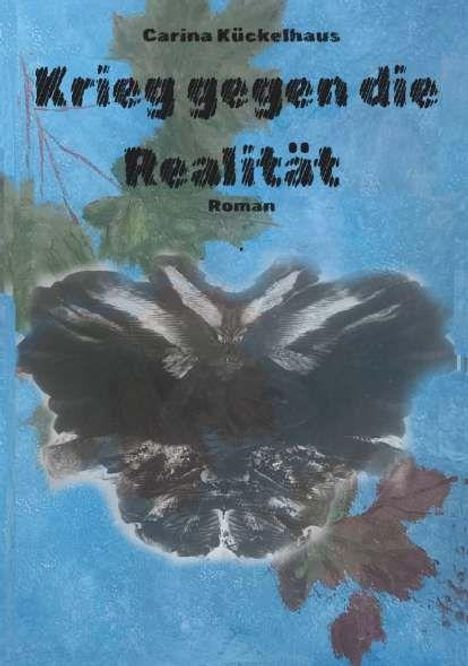 "Carina Kückelhaus, Krieg gegen die Realität. Roman. Ein blaues Cover mit Blättern und einer abstrakten dunklen Form."