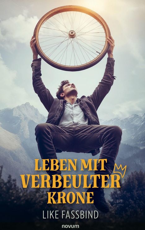 "Leben mit verbeulter Krone" von Like Fassbind. Ein Mann hält ein Rad hoch, mit Bergen im Hintergrund.