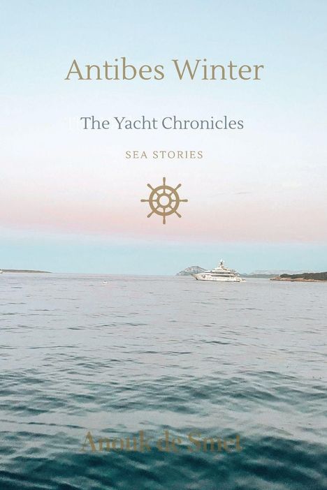 "Antibes Winter", "The Yacht Chronicles", "Sea Stories", "Anouk de Smet" sind in sanftem Himmel über ruhiger See mit Yacht.