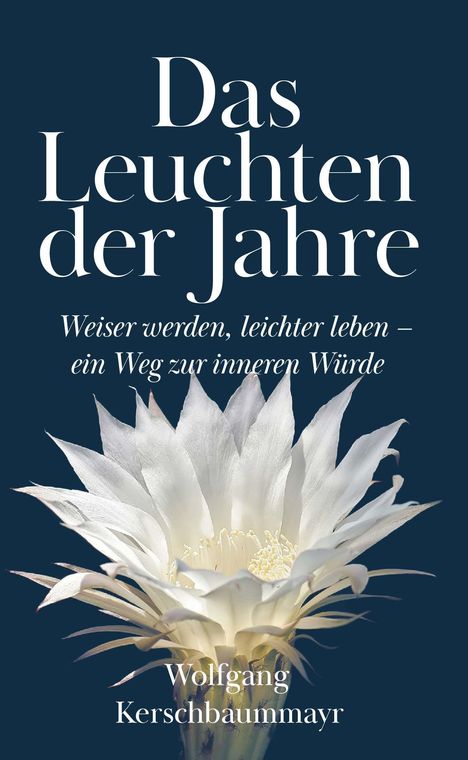 "Das Leuchten der Jahre" steht oben. Darunter der Satz: "Weiser werden, leichter leben – ein Weg zur inneren Würde." Unten: "Wolfgang Kerschbaummayr." Im Hintergrund eine schlichte weiße Blüte.