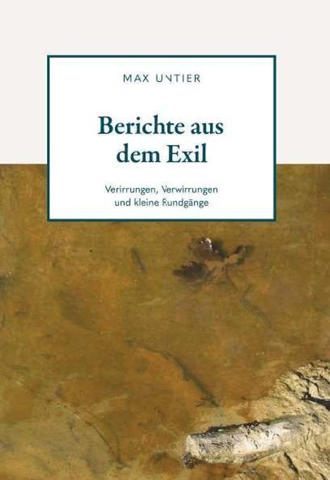 "Berichte aus dem Exil: Verwirrungen, Verwirrungen und kleine Rundgänge". Sandige Landschaft darunter.