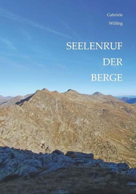 Text: "SEELENRUF DER BERGE" von Gabriele Wilfing. Weite Berglandschaft unter klarem, blauem Himmel.