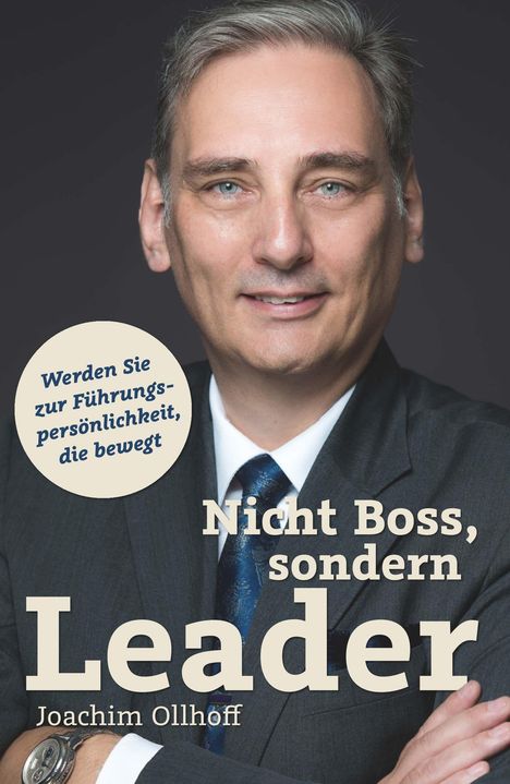 „Werden Sie zur Führungspersönlichkeit, die bewegt. Nicht Boss, sondern Leader.“ Ein Mann im Anzug mit freundlichem Ausdruck.