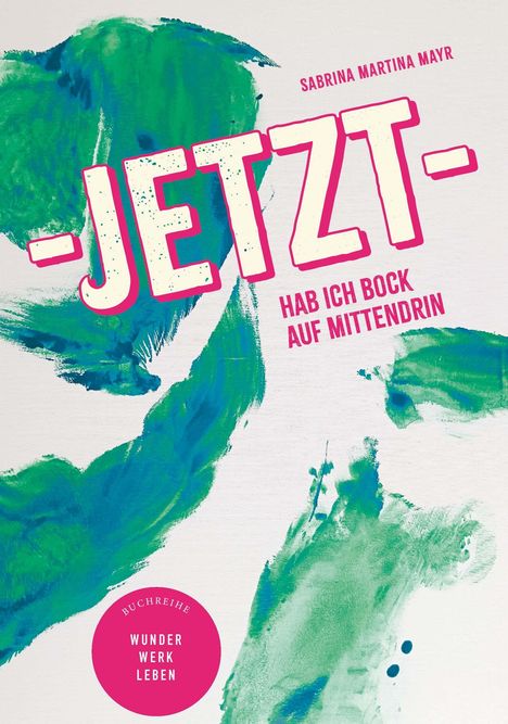 Text: "JETZT - HAB ICH BOCK AUF MITTENDRIN". Name "SABRINA MARTINA MAYR". Abstrakte grüne Pinselstriche.
