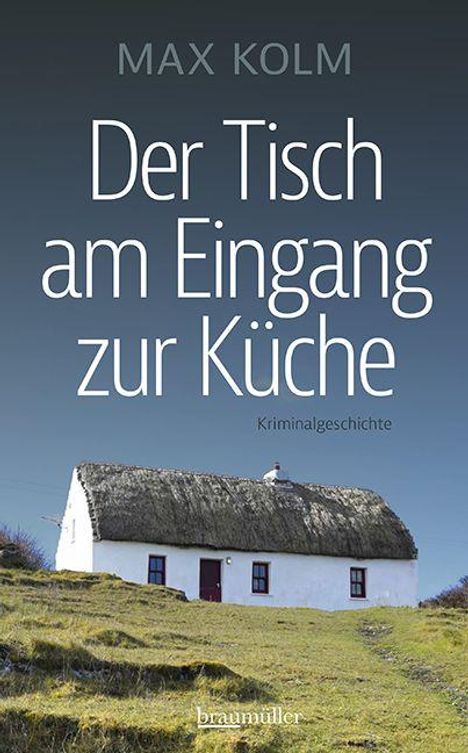 Covertext: "MAX KOLM Der Tisch am Eingang zur Küche Kriminalgeschichte braumüller". Ein weißes Haus mit Strohdach auf einer Wiese.