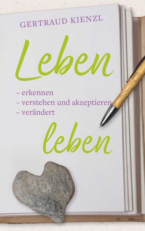 „Leben leben – erkennen, verstehen und akzeptieren, verändert“ steht auf einem Buch. Eine Herzstein und Stift sind darauf.