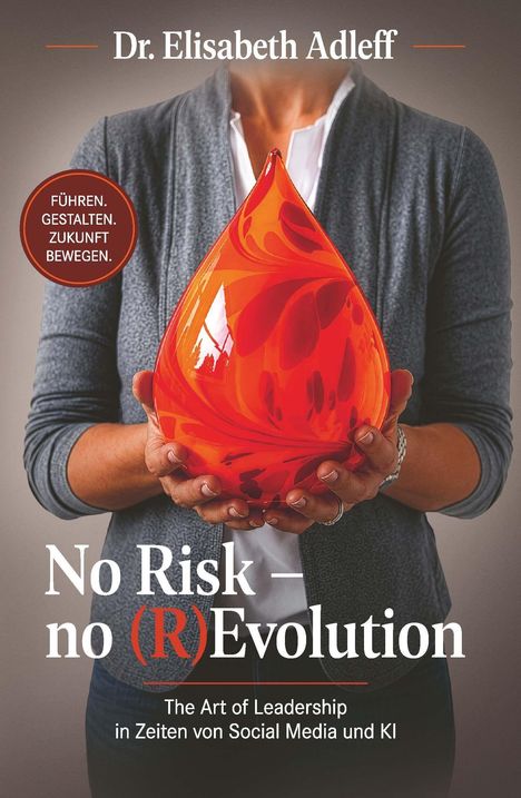 "Dr. Elisabeth Adleff", "Führen. Gestalten. Zukunft bewegen.", "No Risk – no (R)Evolution", orange-rotes Tropfenskulptur, Person hält sie.