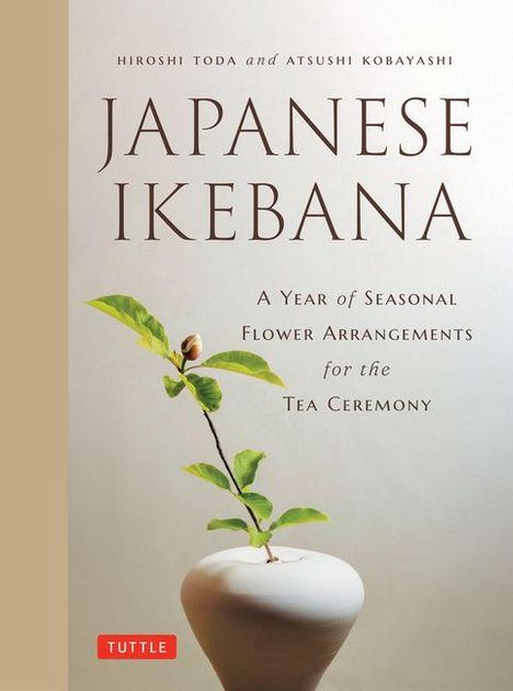Text: "Japanese Ikebana: A Year of Seasonal Flower Arrangements for the Tea Ceremony." Ein Zweig in einer weißen Vase.