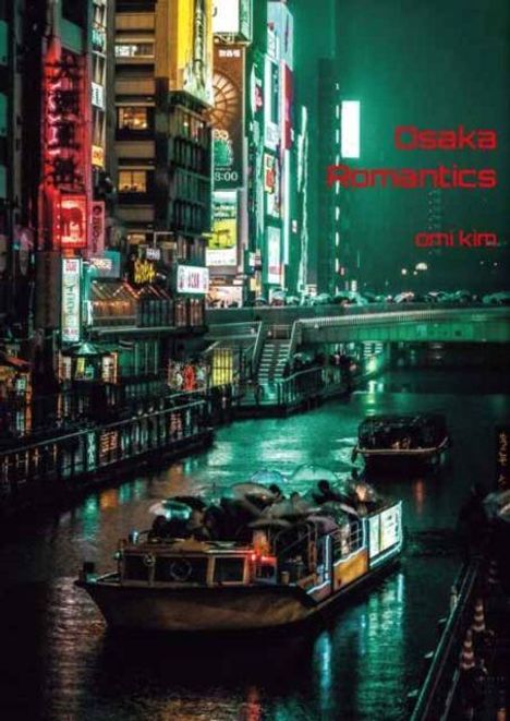 Text: "Osaka Romantics omi kim." 

Beschreibung: Nächtliche Stadtansicht, beleuchtete Gebäude entlang eines Kanals, Boote auf dem Wasser.