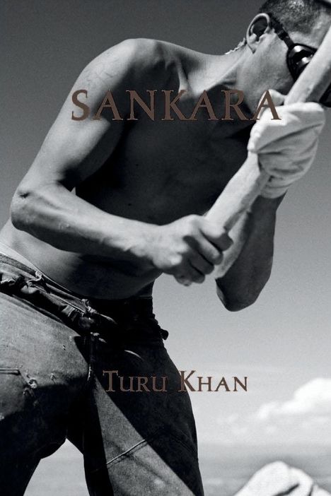 "SANKARA" und "Turu Khan". Ein barbrüstiger Mann mit Sonnenbrille hält ein Werkzeug. Schwarz-Weiß, dynamische Pose.