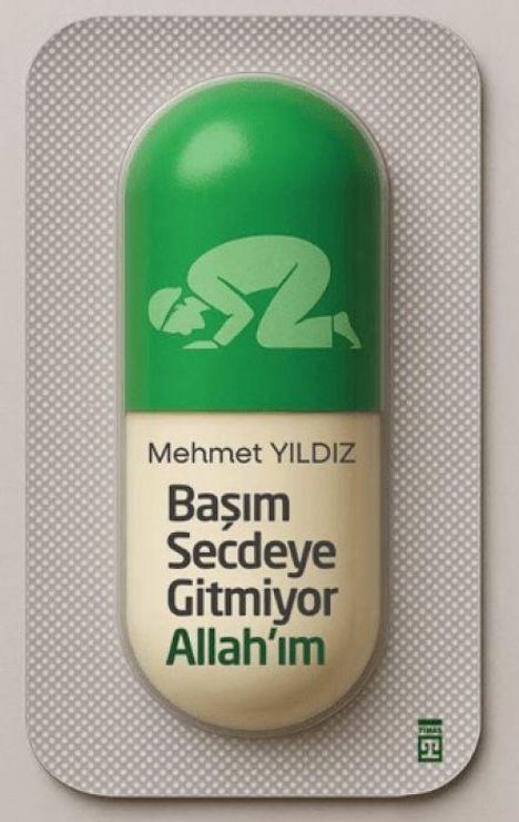 Text: "Mehmet YILDIZ, Başım Secdeye Gitmiyor Allah'ım." Illustration: Eine Kapsel mit einer knienden Figur darauf.