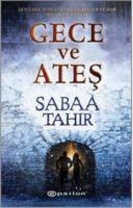 Text: "GECE ve ATEŞ" und "Sabaa Tahir". Unten ist ein Logo von "epsilon". Zwei Personen stehen vor einem großen Tor.