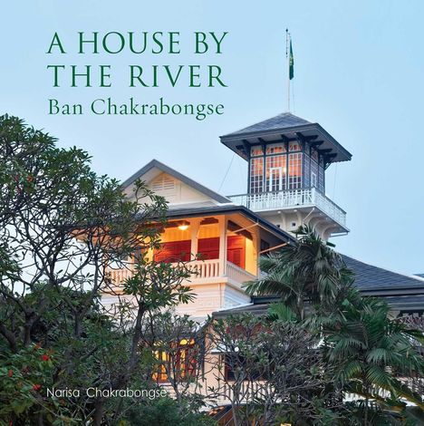 „A HOUSE BY THE RIVER, Ban Chakrabongse“; darunter steht „Narisa Chakrabongse“. Ein großes, elegantes Haus mit einem Turm umgeben von Bäumen.