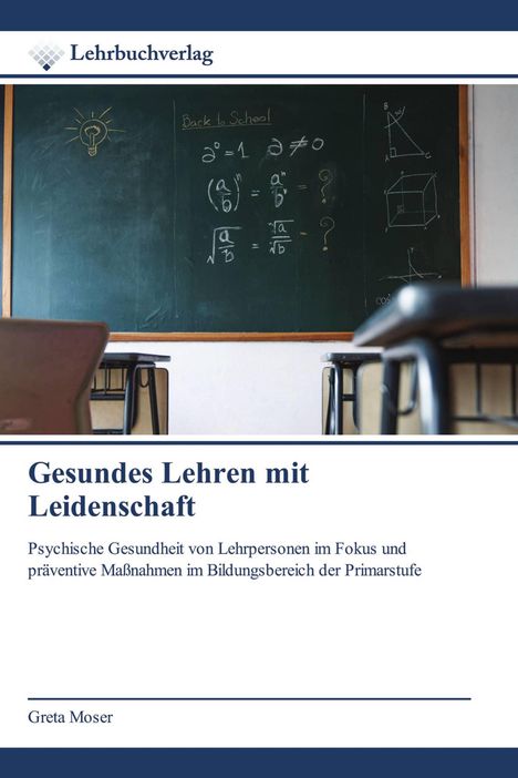 "Gesundes Lehren mit Leidenschaft"; Formeln auf einer Tafel; Stühle und Tische in einem Klassenzimmer-Setting.