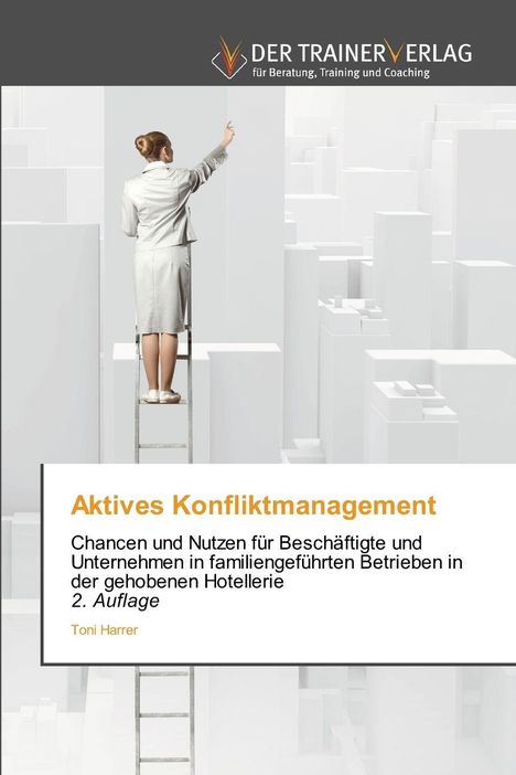 Text: "Aktives Konfliktmanagement" und "Chancen und Nutzen für Beschäftigte und Unternehmen in familiengeführten Betrieben..."

Eine Frau in grauem Anzug steht auf einer Leiter in einem abstrakten, architektonischen Raum.