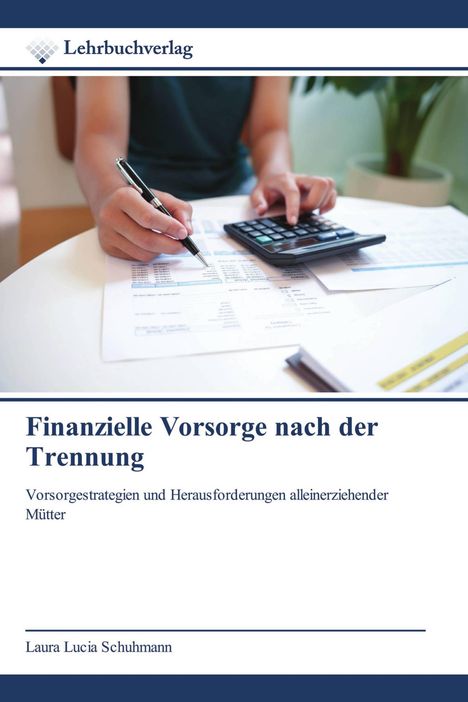 Finanzielle Vorsorge nach der Trennung. Lehrbuchverlag. Eine Person notiert auf Papier mit einem Taschenrechner.