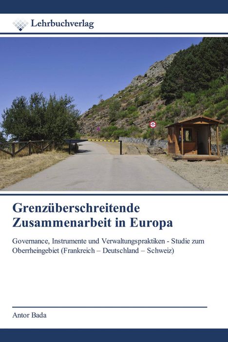 Titel: "Grenzüberschreitende Zusammenarbeit in Europa". Eine Wegsperre mit kleinem Holzhaus in bergiger Landschaft.