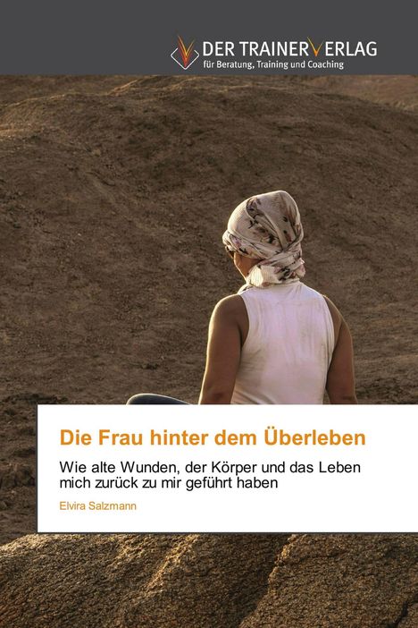Logo oben: DER TRAINERVERLAG. Text: „Die Frau hinter dem Überleben“ von Elvira Salzmann. Frau mit Kopftuch in Wüste.