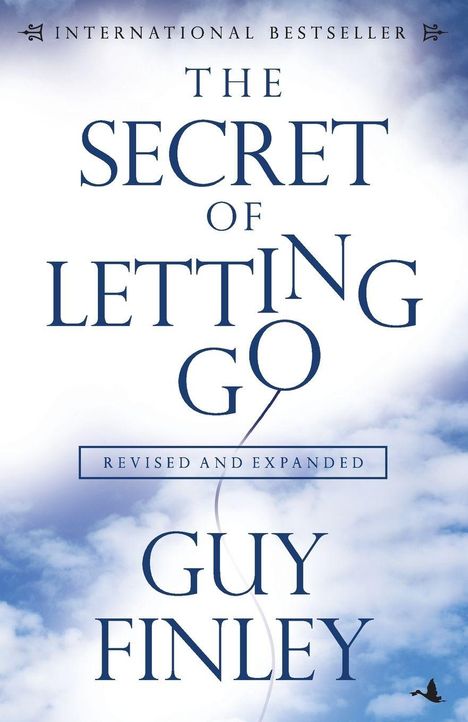"The Secret of Letting Go", "Revised and Expanded", "Guy Finley". Blauer Himmel mit verstreuten Wolken im Hintergrund.