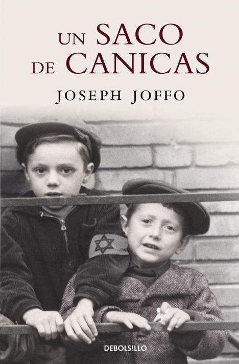 "Un saco de canicas", Joseph Joffo. Zwei Jungen sitzen vor einer Backsteinmauer, links mit einem Judenstern-Armband.