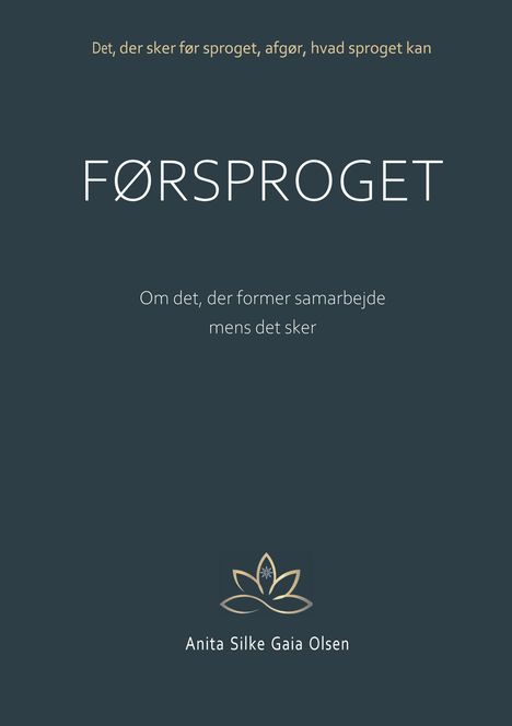Text oben: "Det, der sker før sproget, afgør, hvad sproget kan".  
Mittig: "FØRSPROGET".  
Darunter: "Om det, der former samarbejde mens det sker".  
Unten: "Anita Silke Gaia Olsen".  
Ein stilisiertes Lotusblumen-Logo.