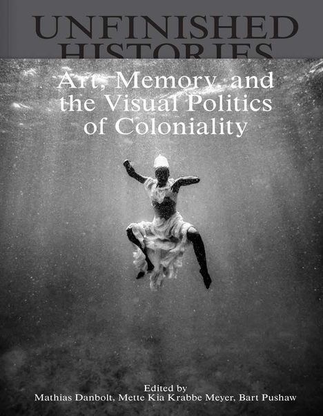 Text: "Art, Memory, and the Visual Politics of Coloniality. Edited by Mathias Danbolt, Mette Kia Krabbe Meyer, Bart Pushaw."  
In Schwarz-Weiß ist eine Person unter Wasser.