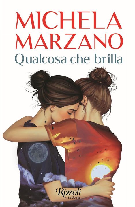 "Michela Marzano, Qualcosa che brilla. Zwei Frauen in Umarmung, eine mit Sonnenuntergang, die andere mit Mondmotiv auf dem Shirt."