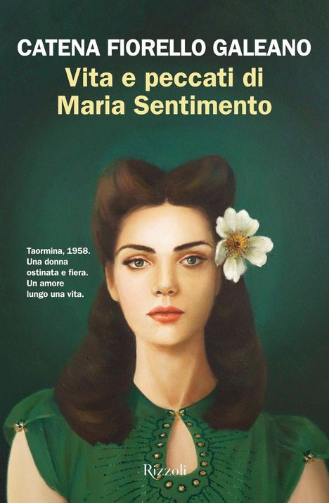 Titel: "Vita e peccati di Maria Sentimento". Illustration einer Frau mit Blume im Haar und grünem Kleid.