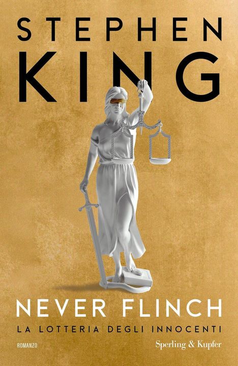 "NEVER FLINCH", darunter "LA LOTTERIA DEGLI INNOCENTI". Skulptur einer blinden Justitia auf goldenem Hintergrund.