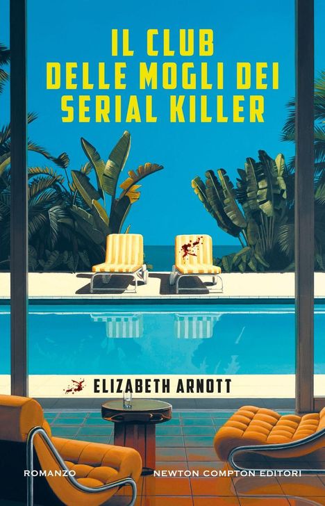 "IL CLUB DELLE MOGLI DEI SERIAL KILLER" steht über Sonnenliegen, ein Pool und Palmen sind sichtbar, Couch im Vordergrund.