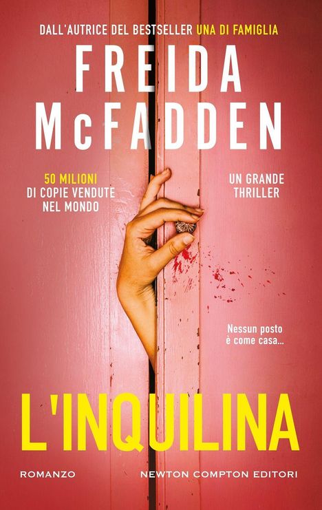 Titel: "L'INQUILINA". Autor: Freida McFadden. Eine Hand öffnet eine rote Tür, innen blutiger Abdruck. Spannungsvoll.