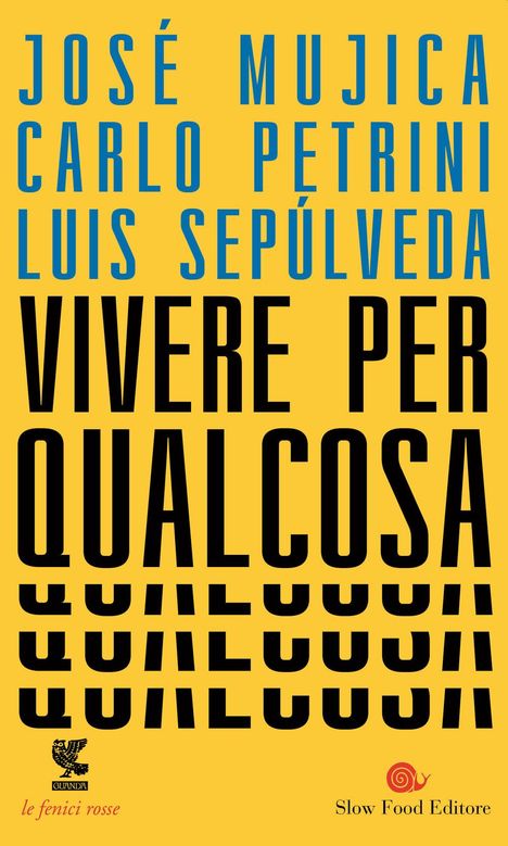 "José Mujica, Carlo Petrini, Luis Sepúlveda. Vivere per qualcosa." Gelber Hintergrund, schwarze und blaue Schrift. Unten ein Schneckenlogo.