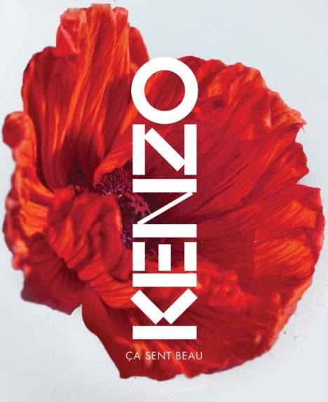 Der Text „KENZO“ und „ÇA SENT BEAU“ steht über einer großen roten Blüte.