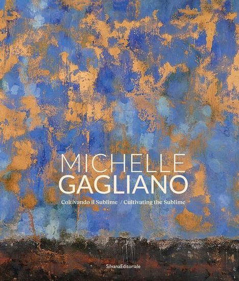 „MICHELLE GAGLIANO, Coltivando il Sublime / Cultivating the Sublime“. Abstrakte Kunst mit Blau- und Goldtönen.