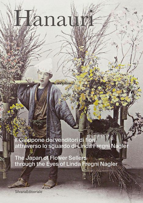 Titel "Hanauri". Untertitel über japanische Blumenverkäufer von Linda Fregni Nagler. Eine historische Fotografie.