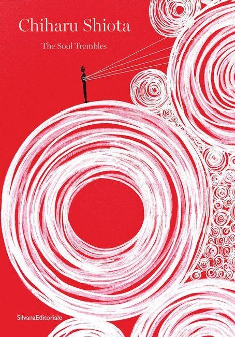 „Chiharu Shiota: The Soul Trembles“. Rote Illustration mit weißen, kreisförmigen Mustern und einer schwarzen Figur.