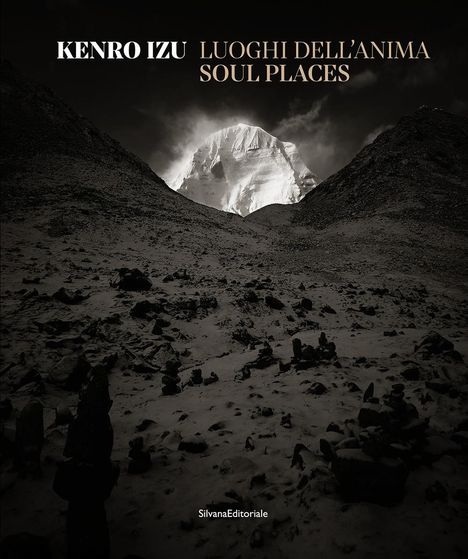 KENRO IZU LUOGHI DELL’ANIMA SOUL PLACES. Schwarz-Weiß-Fotografie eines majestätischen Berges in einer kargen Landschaft.