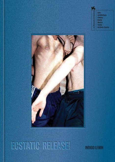 "ECSTATIC RELEASE! Indigo Lewin" steht auf einem blauen Hintergrund. In der Mitte sind Tänzer in Bewegung.