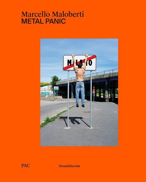 Titel: Marcello Maloberti - METAL PANIC. Ein Mann hängt an einem Straßenschild mit durchgestrichenem "MILANO".